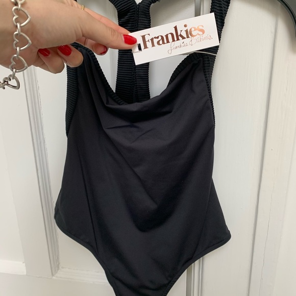 Frankie’s bikini - Picture 3 of 4